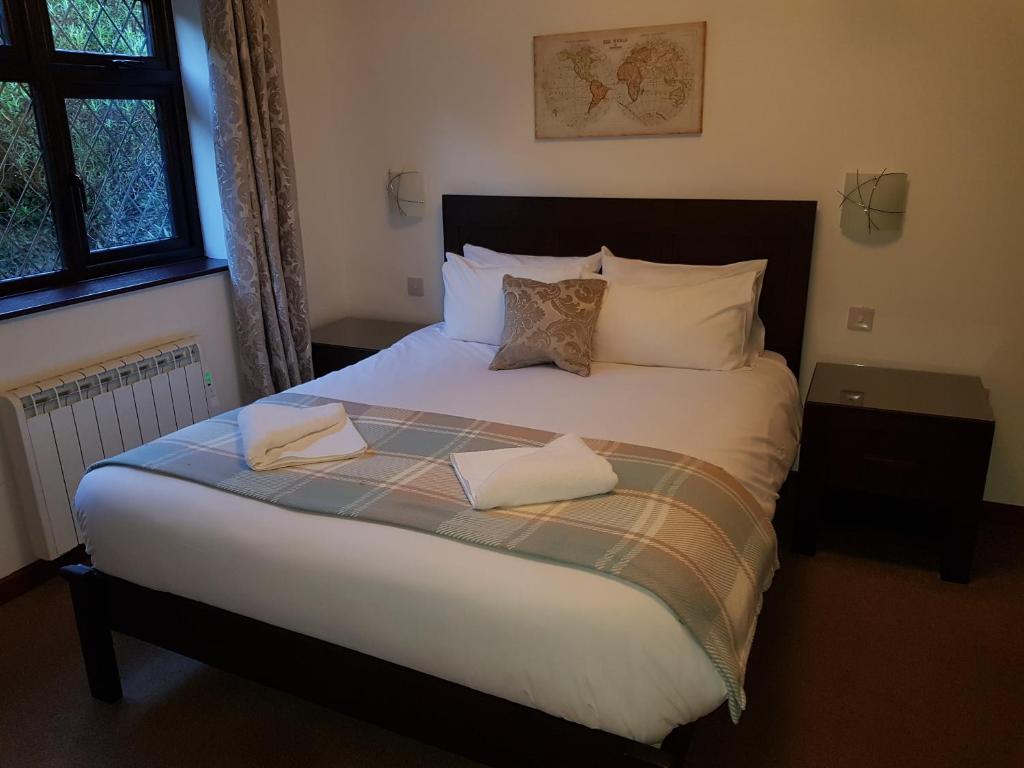 伯青顿Bay Lodge的卧室里一张带两条毛巾的床