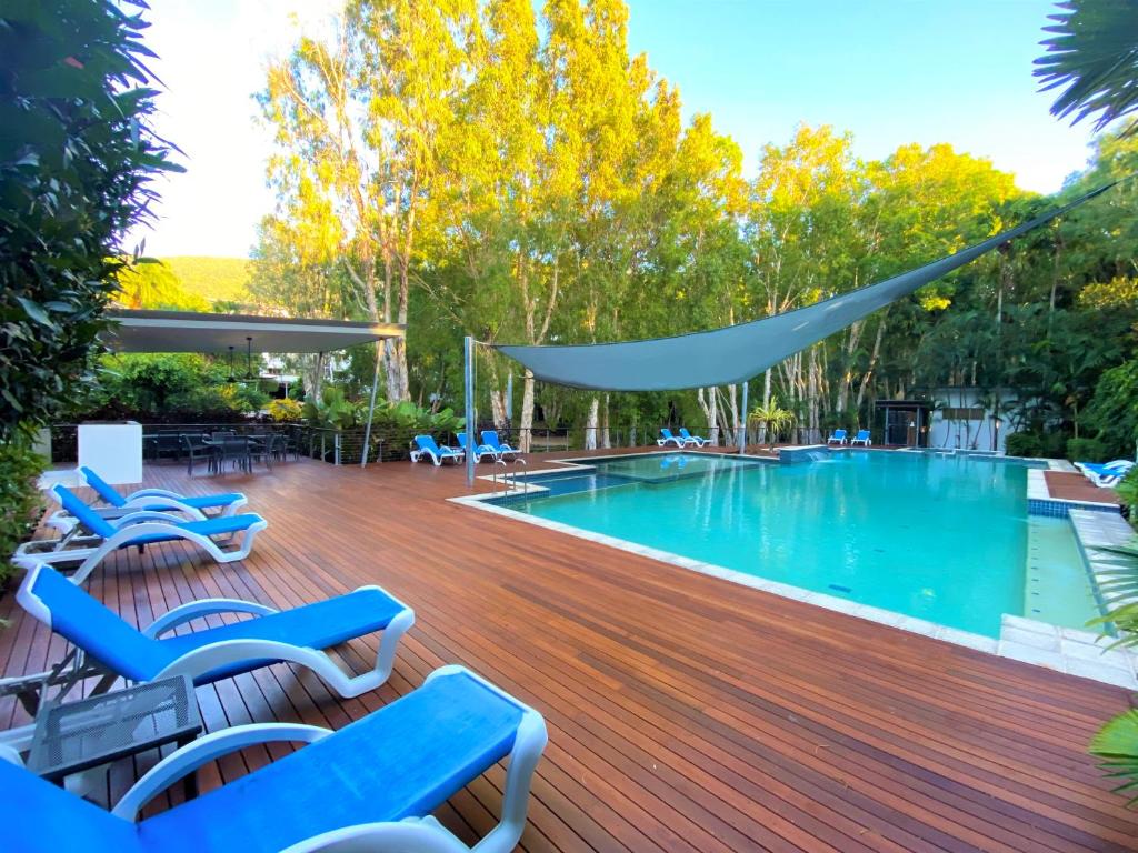 棕榈湾棕榈湾保护区酒店的一个带椅子的甲板和一个游泳池