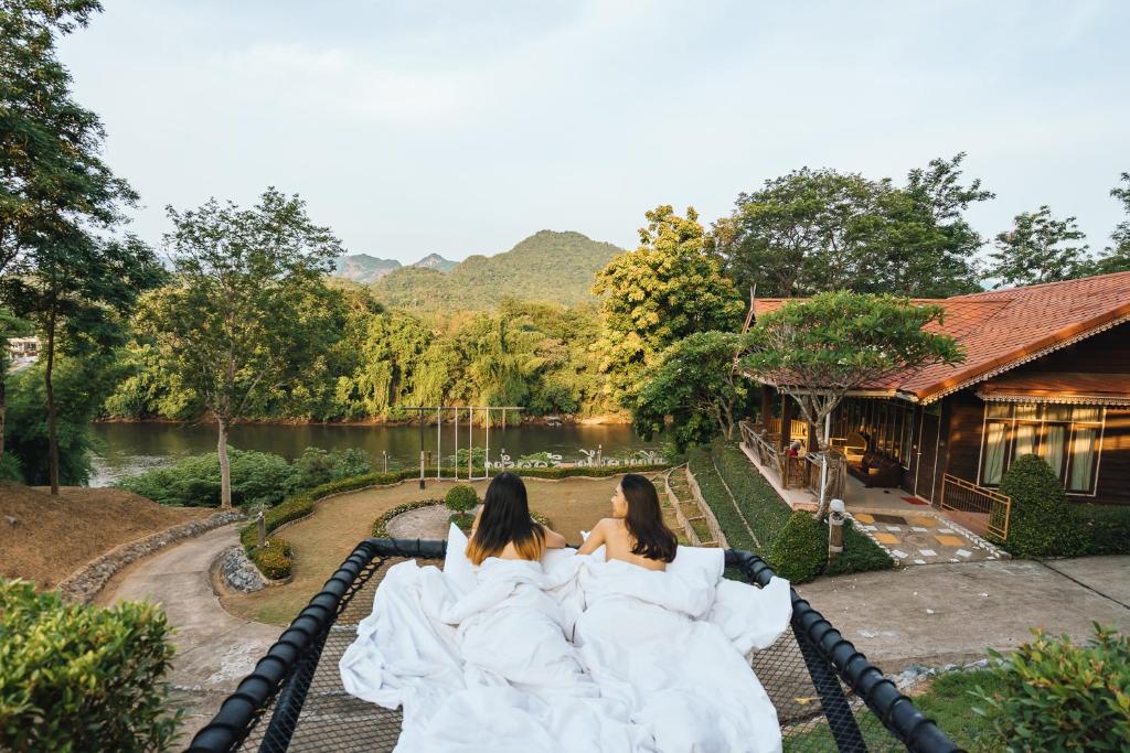 塞友Baanpufa Resort的坐在过山车上身着白色长袍的两名妇女