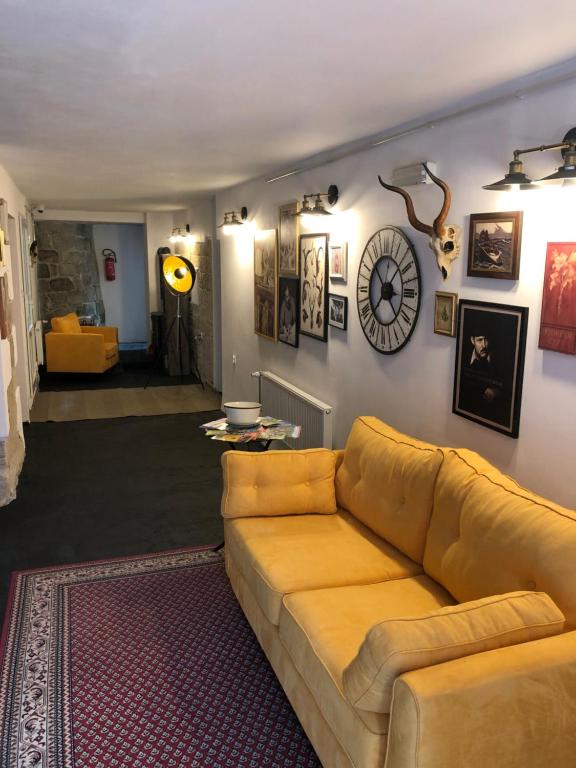 赫任斯科Hrensko31的客厅配有沙发和墙上的时钟