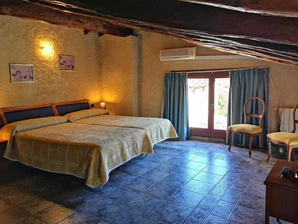 艾纳Alojamiento Rural Casa Honda的一间卧室设有一张大床和一个窗户。