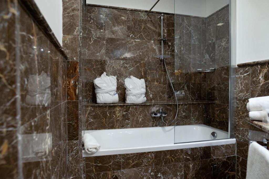 陶尔米纳公园酒店的一间浴室