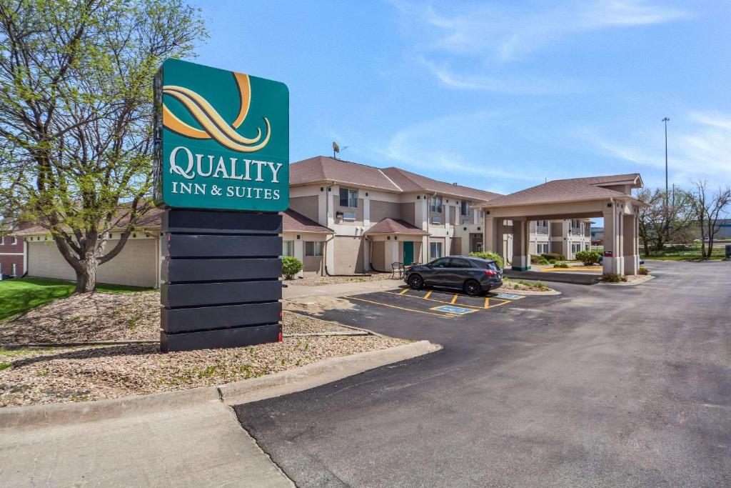 奥马哈Quality Inn & Suites West Omaha - NE Linclon的酒店前停车场的标志