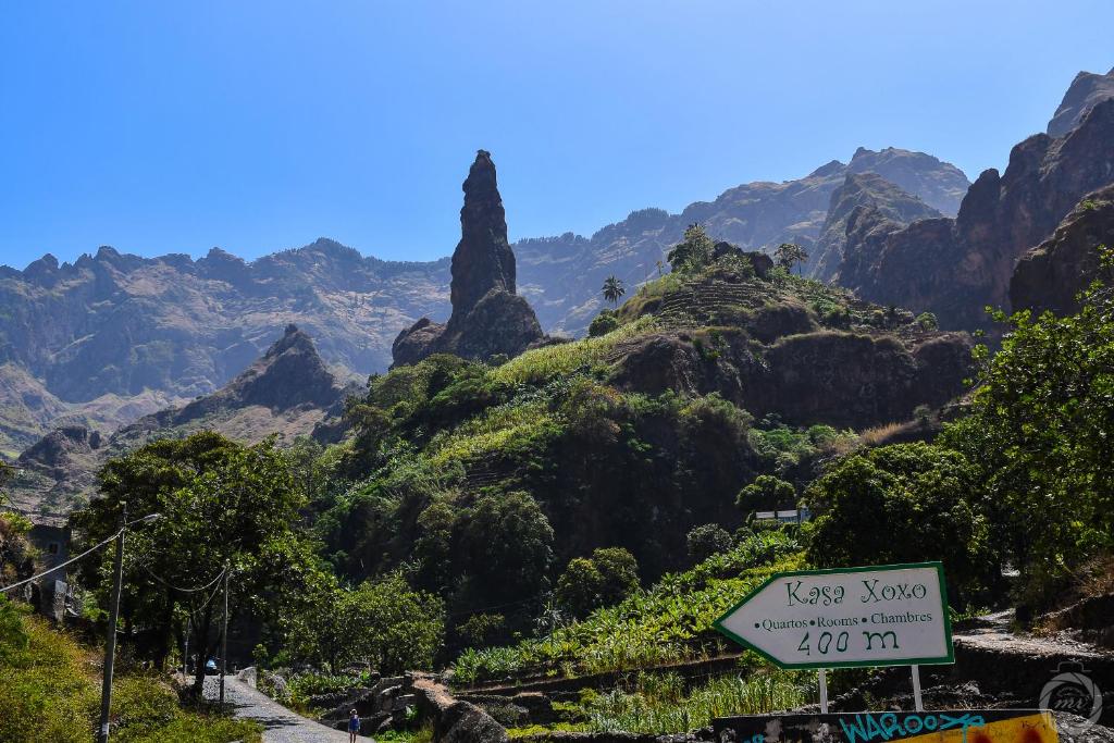 Ribeira Grandecasa xoxo的山景,有积雪标志