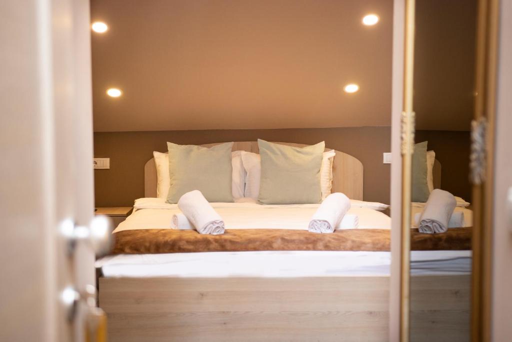 贝尔格莱德Skadarlija Suites的一间卧室配有带白色床单和枕头的床。