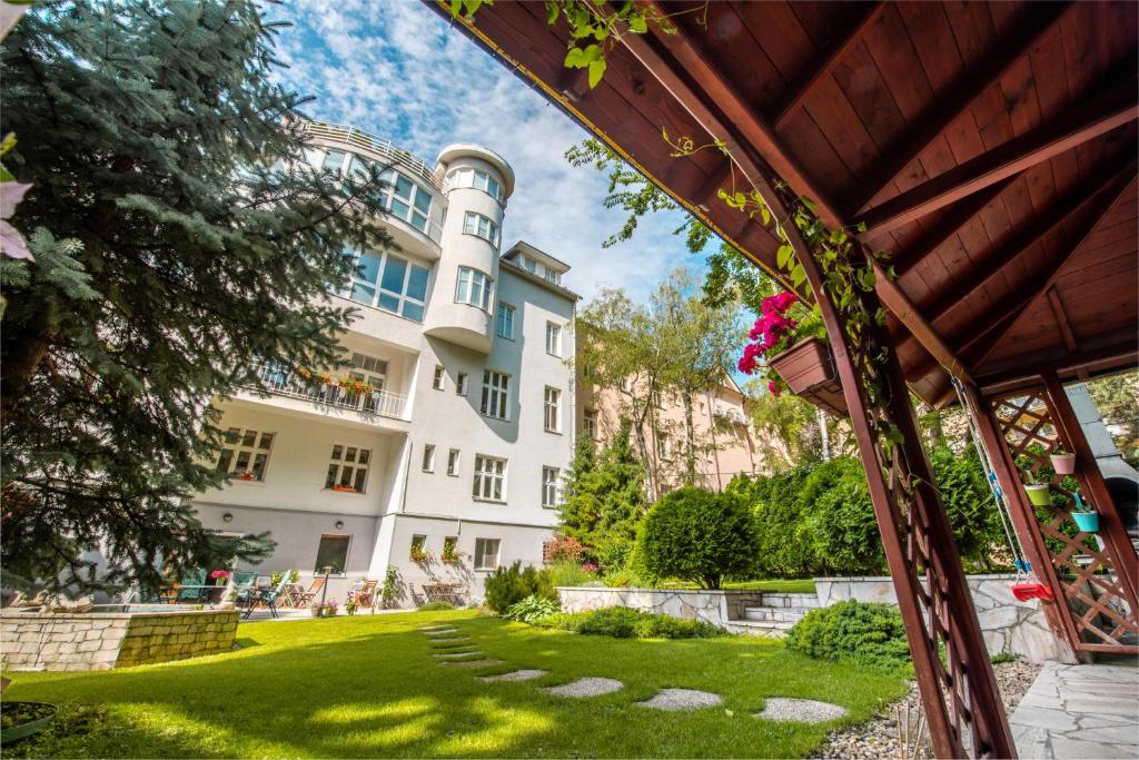 布拉迪斯拉发Hotel Arcus Garden的享有带庭院的建筑景致