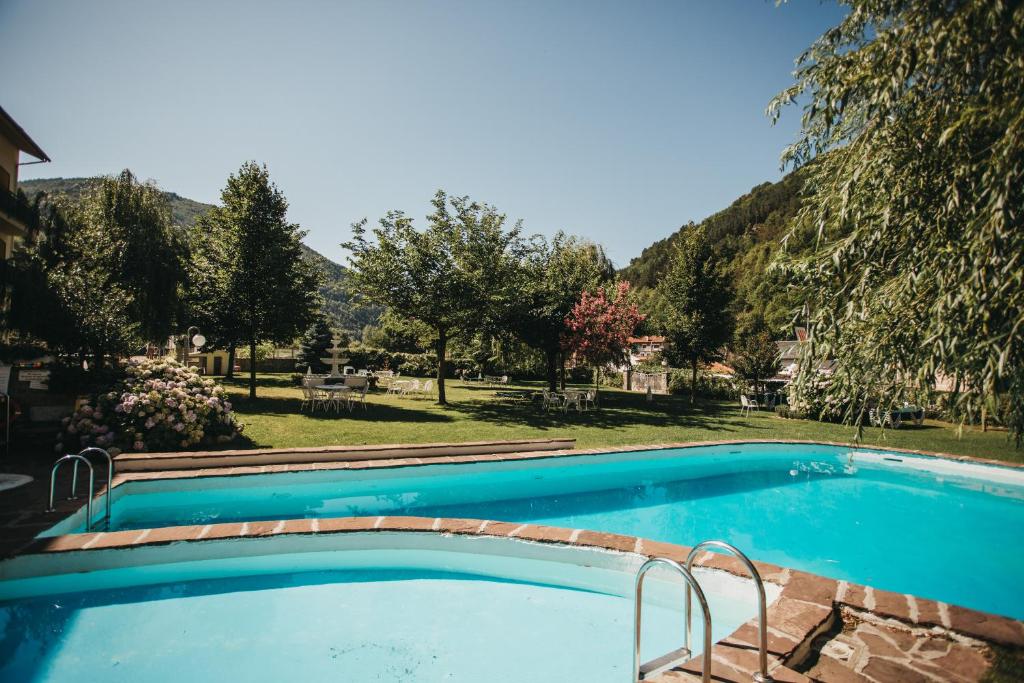 里贝斯的弗里瑟加泰罗尼亚公园酒店的一座山地游泳池