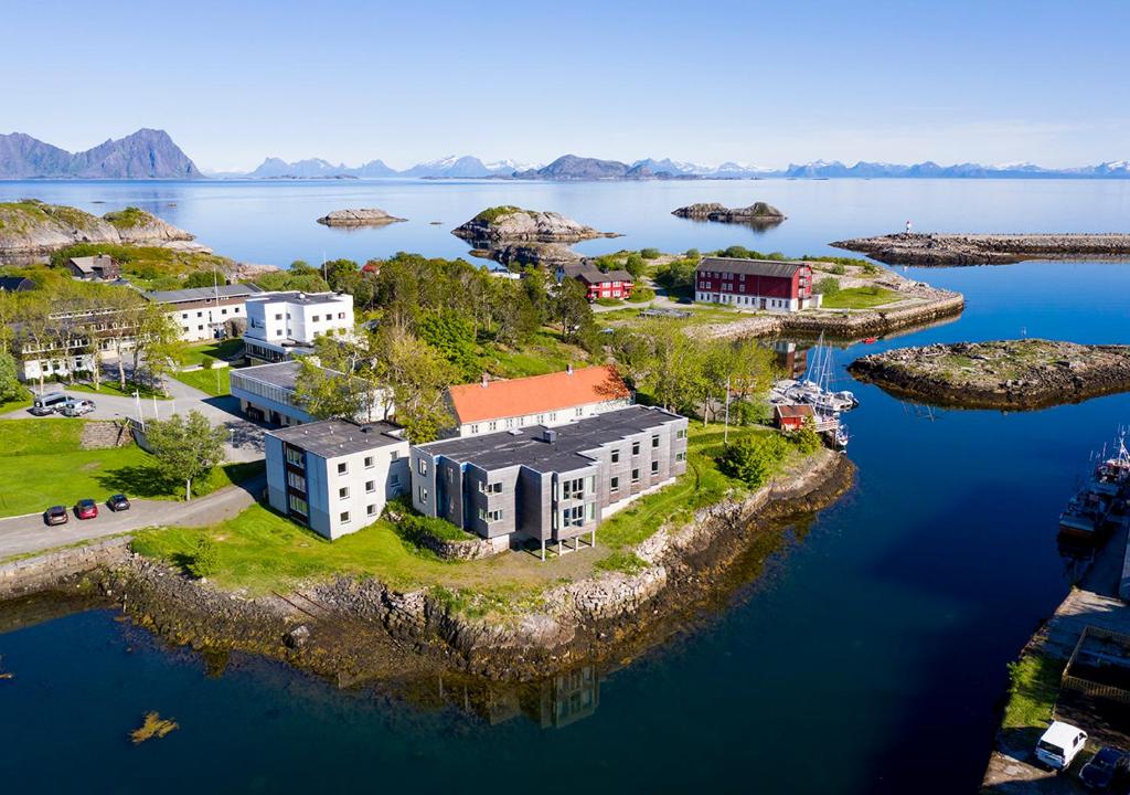 卡伯尔沃格Lofoten sommerhotell og vandrerhjem的水体中岛屿的空中景观