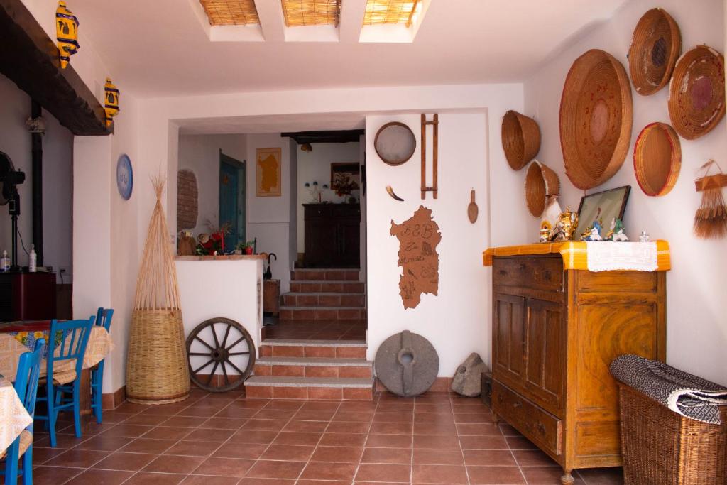 维拉普特祖B&B Ziu Anacletu的墙上有锅和平底锅的房间