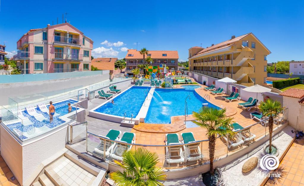 蒙塔尔沃图里斯提考普拉亚马尔艾酒店的度假村游泳池的图片