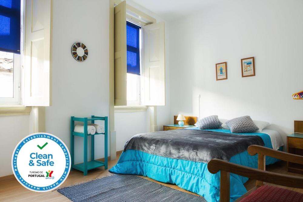 科英布拉橄榄街公寓的一间卧室设有一张床和一个窗口