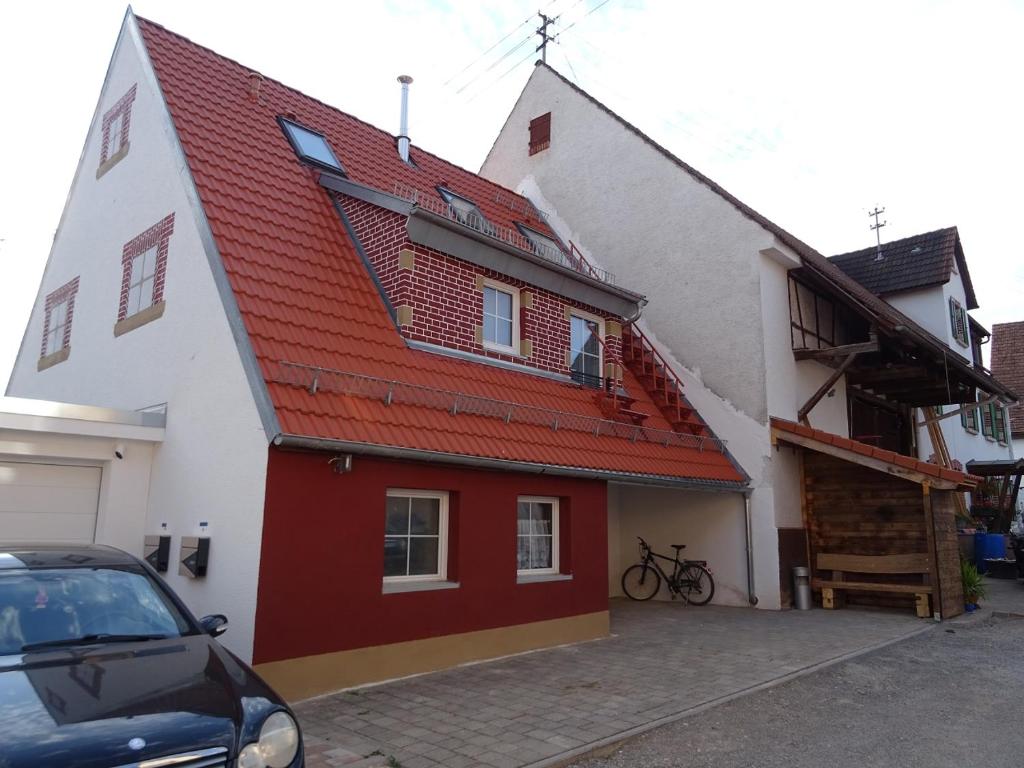 KiebingenPensionszimmer Ziaglhidde的红色屋顶的白色房子