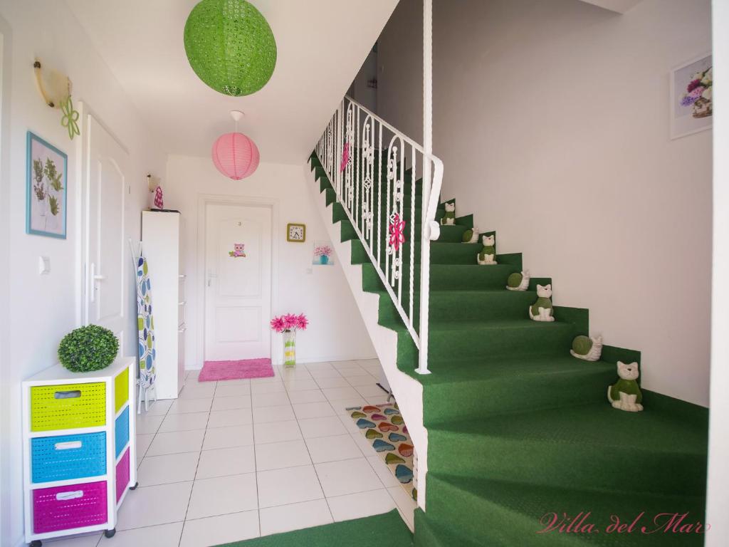 韦巴Villa del Mar的走廊上设有绿色楼梯,位于家里