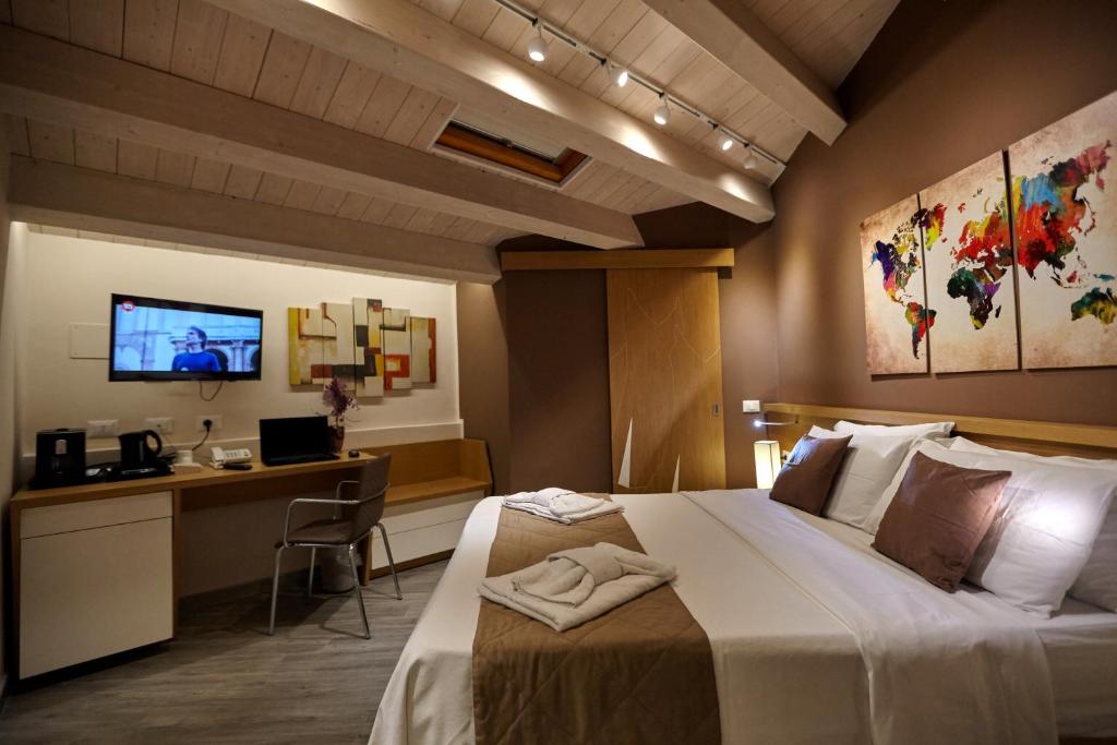 巴勒莫招待酒店的酒店客房配有一张床、一张书桌和一台电视。