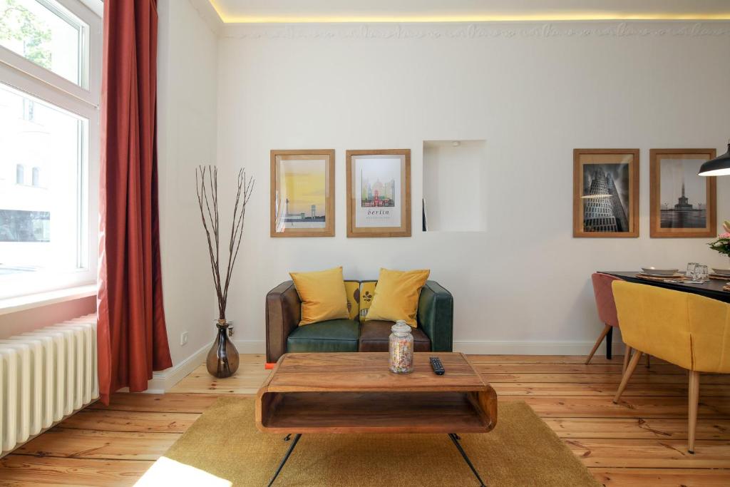 柏林4 Personen Altbau Apartment nahe Kurfürstendamm - Romeo & Julia的客厅配有沙发和桌子