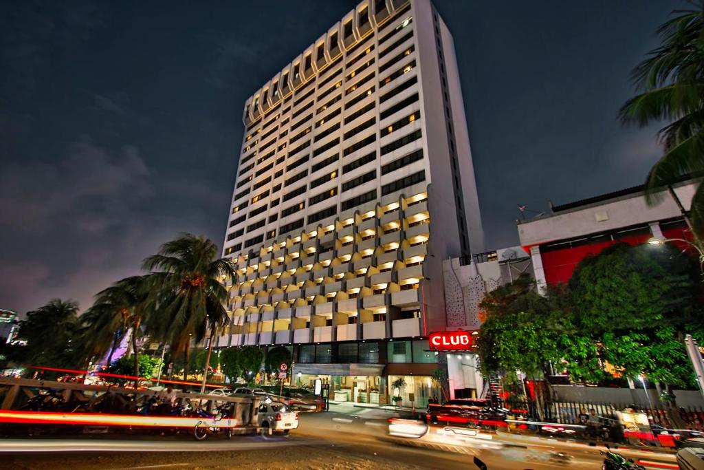 雅加达雅加达查雅加达酒店的一座高大的建筑,前方有一条街道