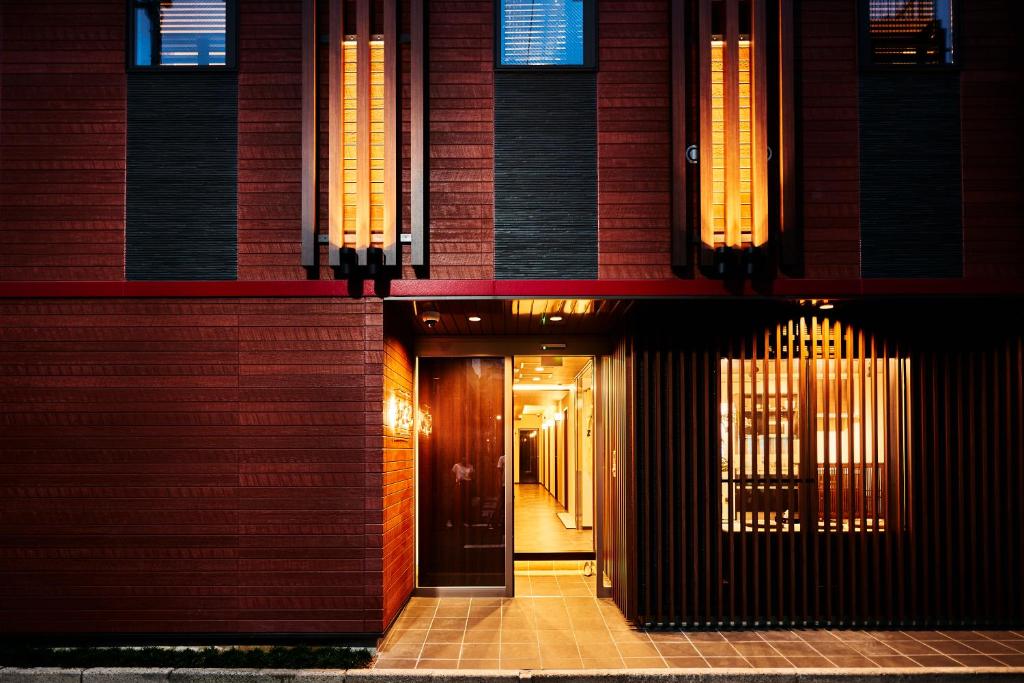 东京和诚挚宾馆的走廊通往带门的大楼