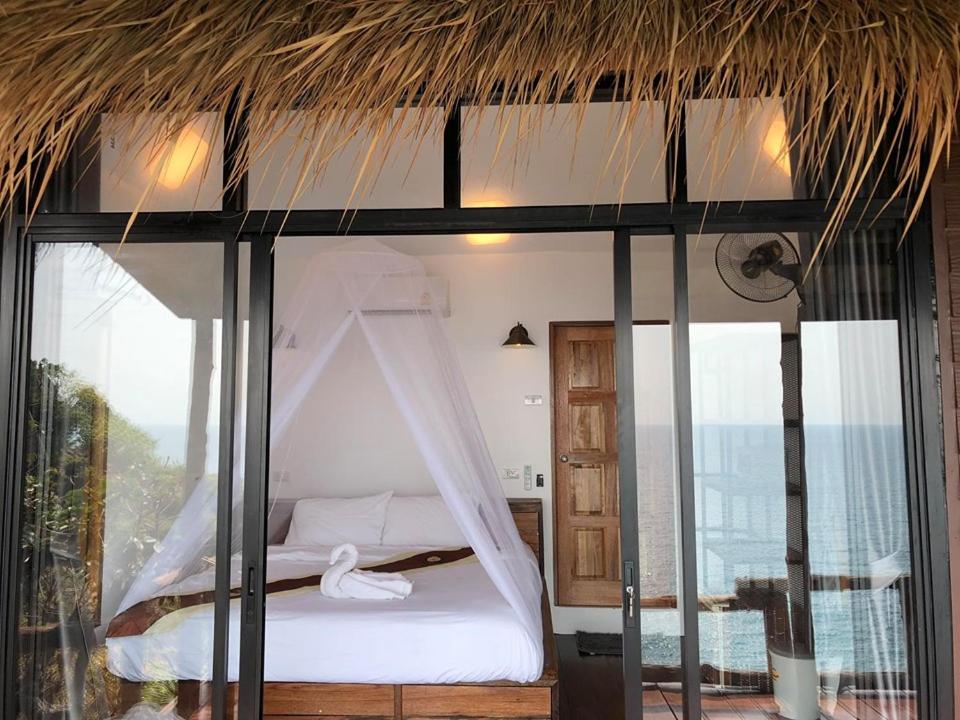 涛岛月光之舞美景别墅酒店的一间卧室配有一张带蚊帐的床