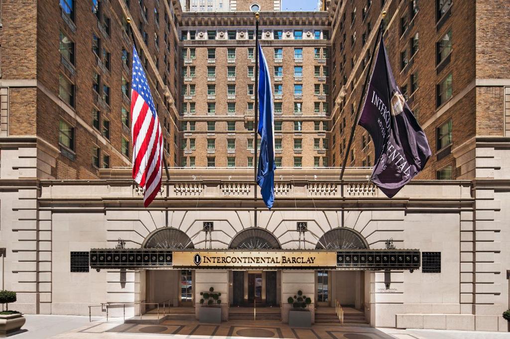纽约纽约巴克莱洲际大酒店的悬挂在建筑物前方的三面旗