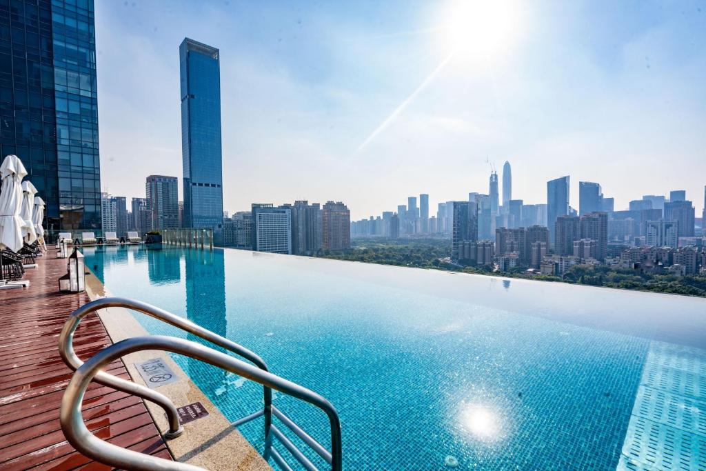 深圳深圳辉盛阁国际公寓的一座城市天际线的游泳池