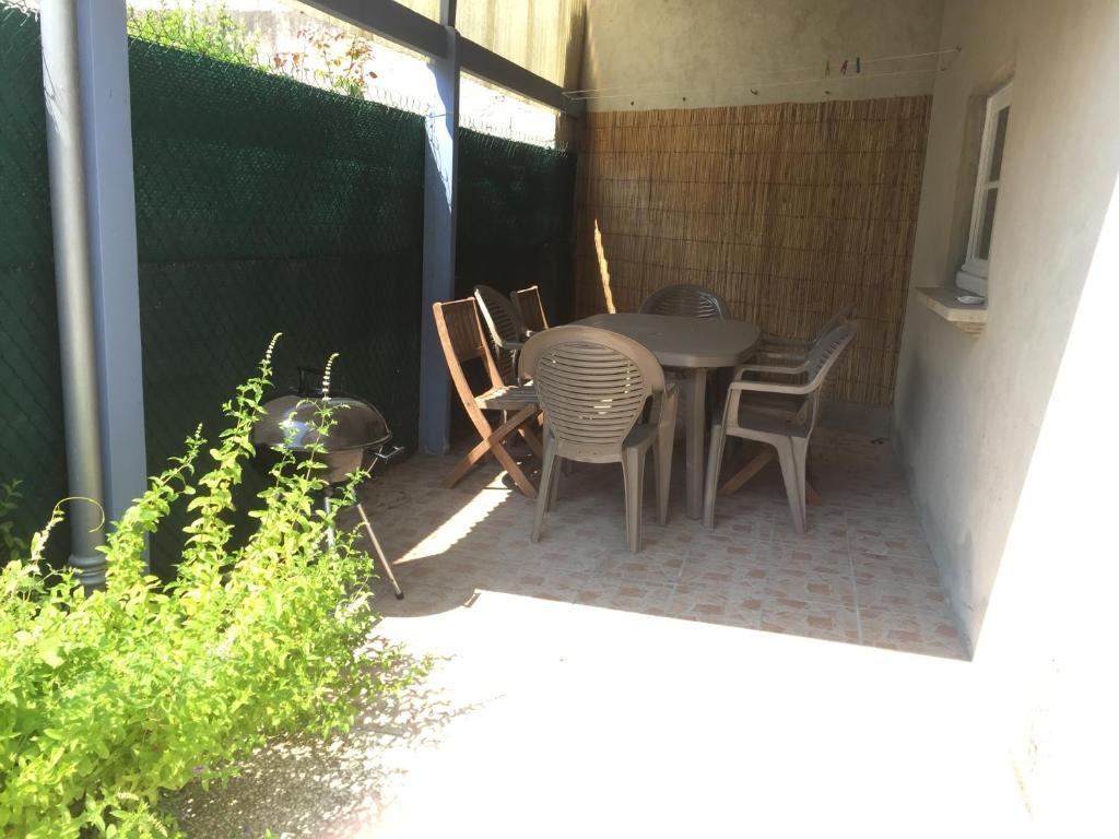 沙特拉永普拉日CENTRE CHATELAILLON GRAND T3** AVEC COUR 100m PLAGE的一个带桌椅和围栏的庭院