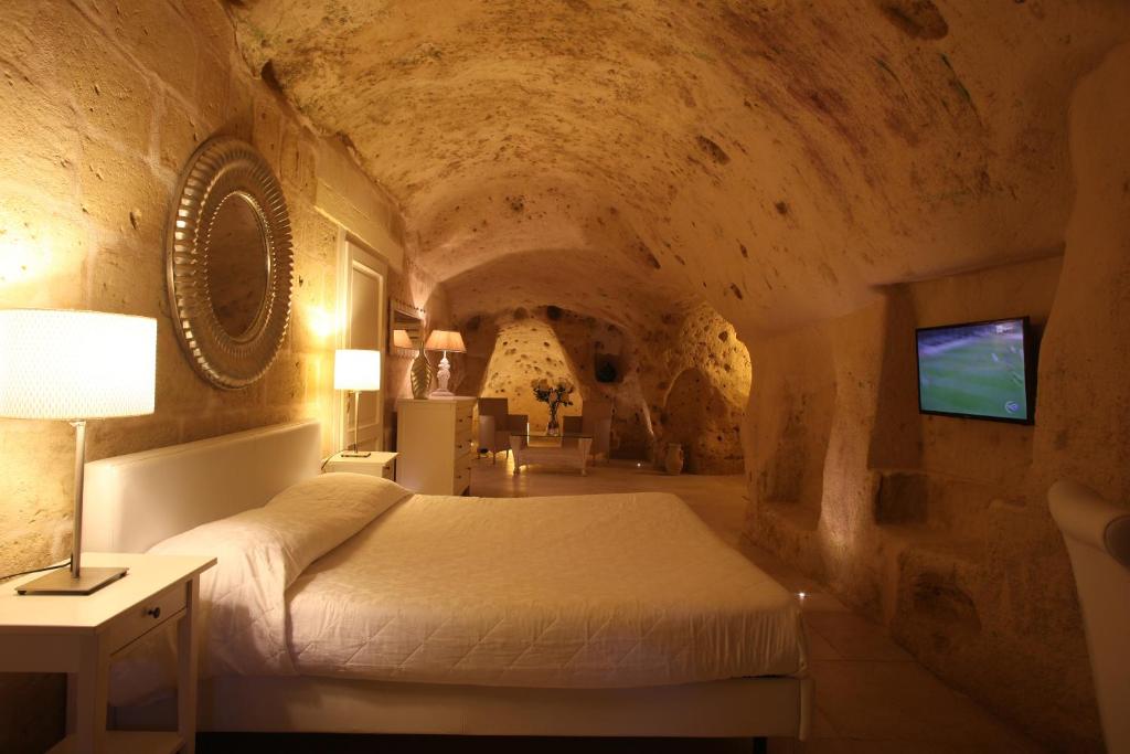 马泰拉凯弗索酒店的石头间内一间卧室,配有一张床