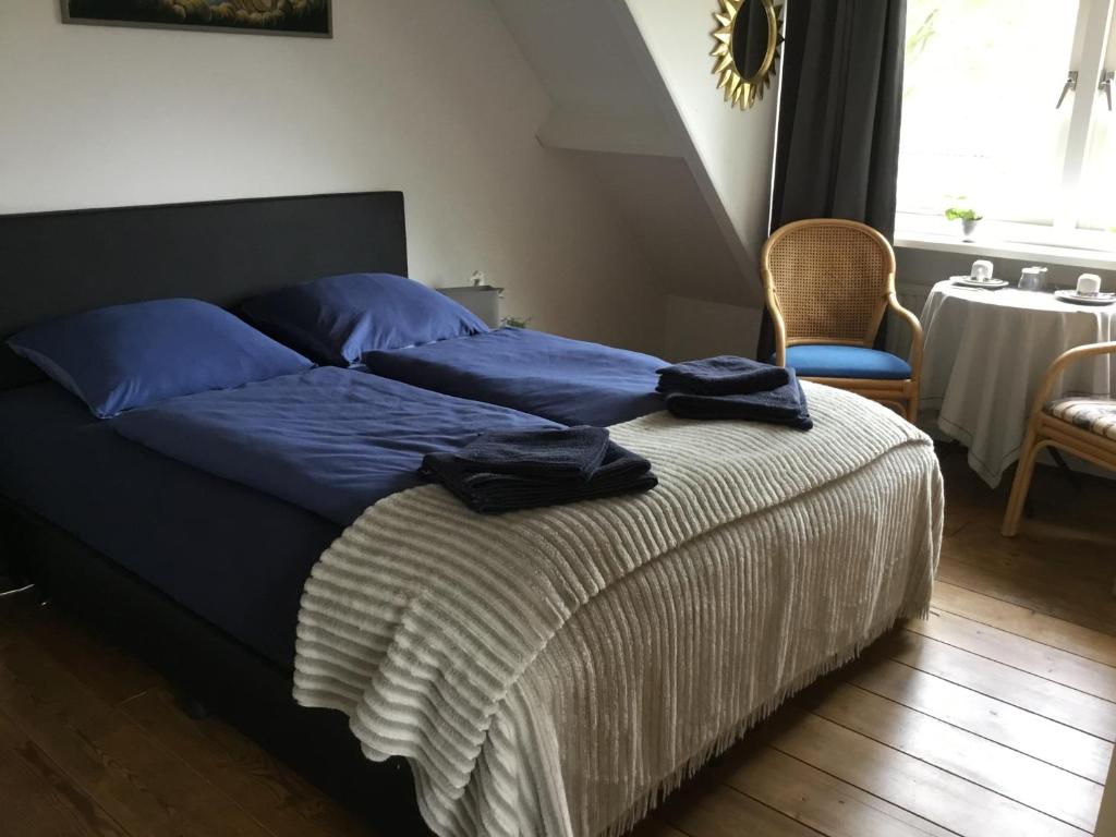埃勒米特La Casa aan Zee的一张带蓝色床单和蓝色枕头的床