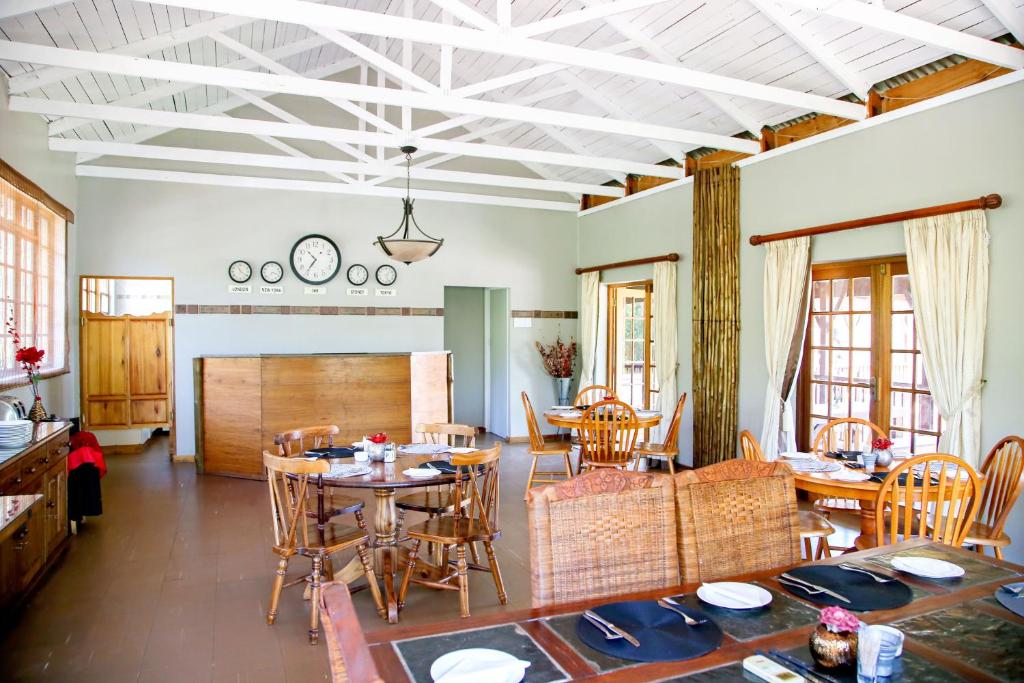 塔巴津比Hardekool Guesthouse的客厅配有木桌和椅子