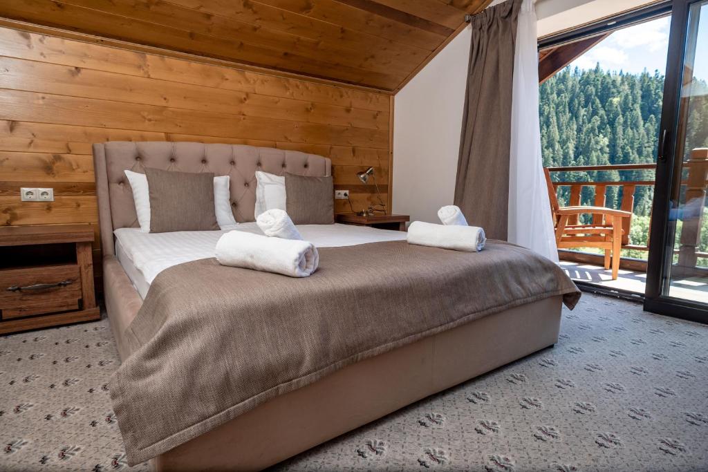 塔塔里夫Chalet Residence的一间卧室配有一张带两个枕头的床
