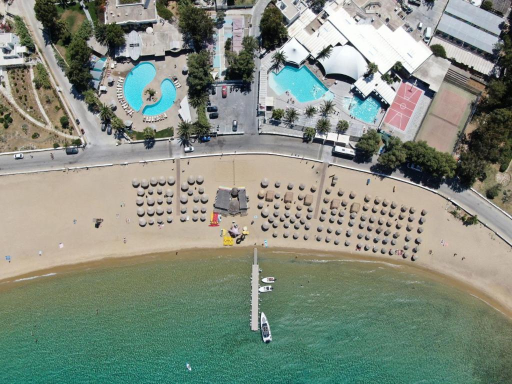 迈洛波塔斯Far Out Beach Club Resort & Camping的享有海滩空中景色,设有停车场
