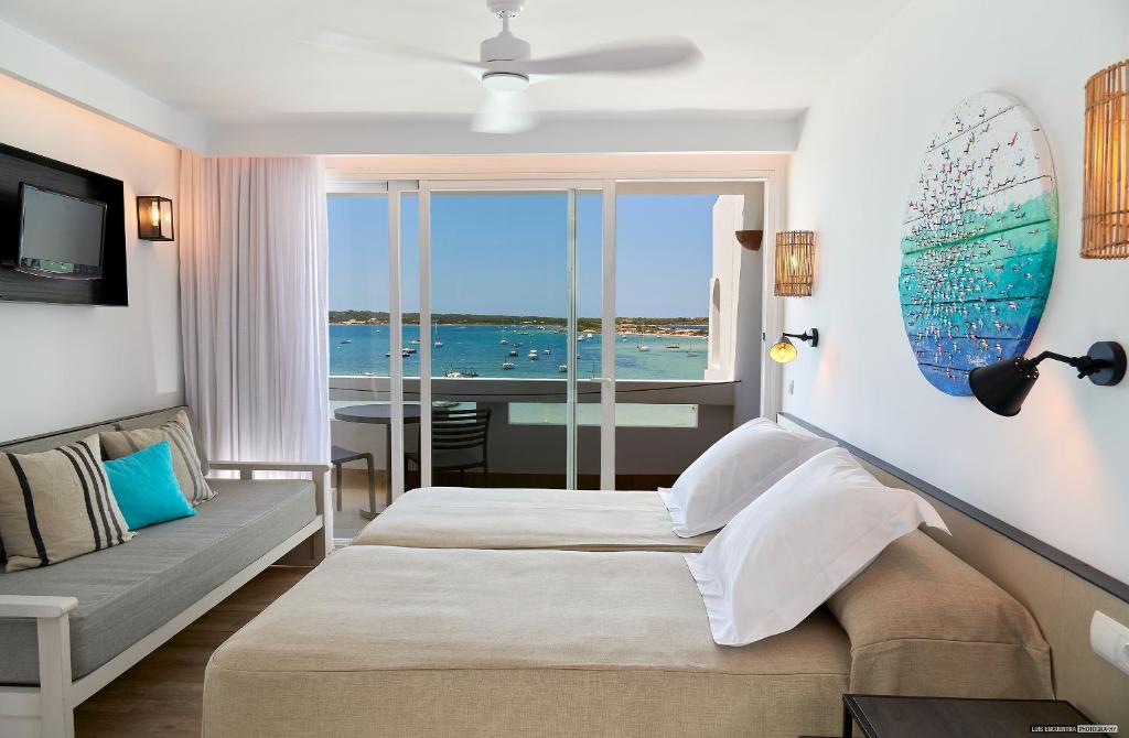 拉萨维纳萨宾娜海滩公寓的一间带两张床的卧室,享有海景