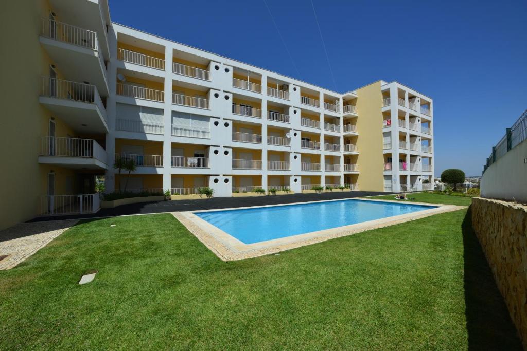 波尔蒂芒Varandas D'Agua的一座带游泳池的公寓大楼的图片