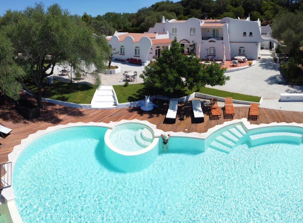多尔加利Hotel Villa Cedrino的享有度假村游泳池的顶部景致