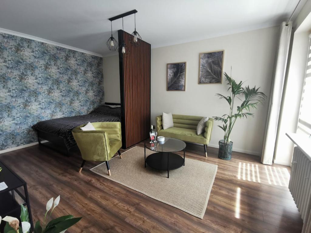 琴斯托霍瓦Apartament Złoty w Centrum Miasta的一间卧室配有一张床、一把椅子和一张桌子