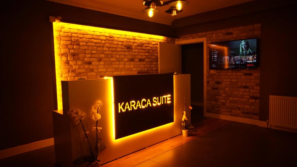 图兹拉Karaca Suite的客厅里的电视,带有灯号