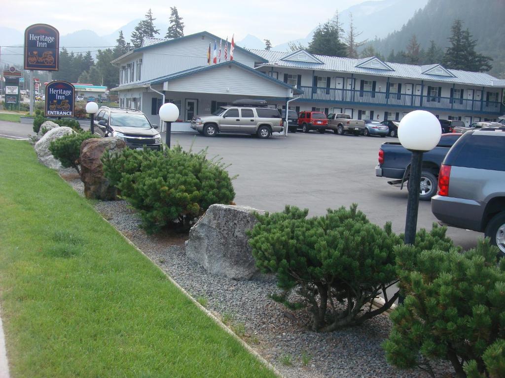 霍普赫里蒂奇汽车旅馆的酒店门前设有停车场,可停放汽车