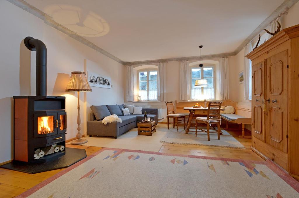 布里克森谷地霍普夫加尔滕豪斯哈格根穆勒公寓的客厅配有燃木火炉