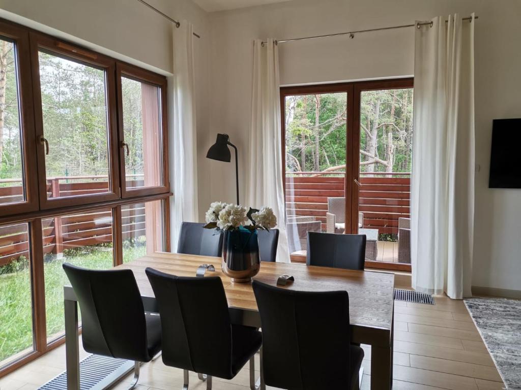 济夫努夫LUX Apartment Karina Porta Mare的一间带桌椅和窗户的用餐室