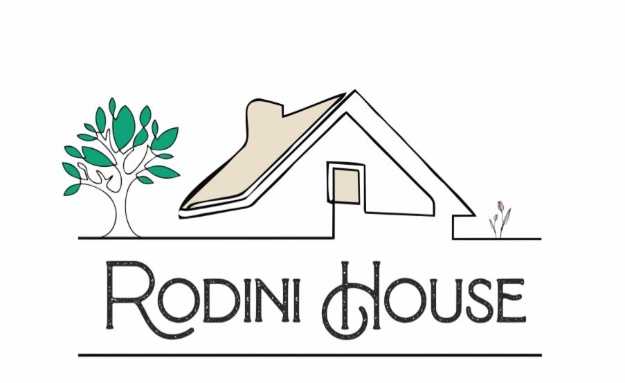 罗德镇Rodini House的树和字的罗丁房子