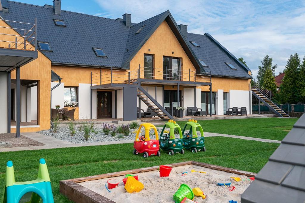 德布吉Róża Bałtyku - Apartamenty i Pokoje的庭院内带玩具的游乐场