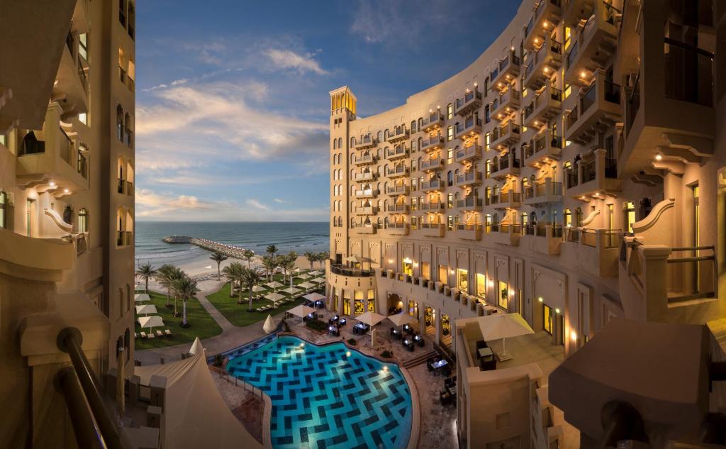 阿吉曼巴希阿治曼宫酒店 的享有酒店空中美景,设有游泳池
