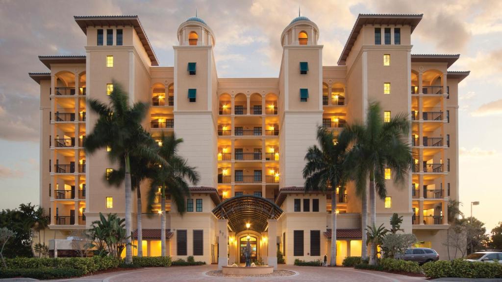 马可岛Holiday Inn Club Vacations Sunset Cove Resort, an IHG Hotel的一座棕榈树环绕的大建筑