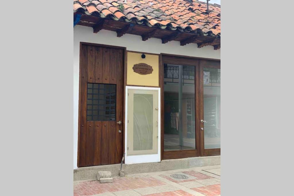 锡帕基拉Bellisimo chalet en Zona Colonial (302)的一座带木门和玻璃窗的建筑