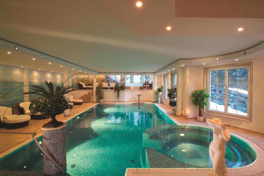 采尔马特桑尼酒店的一座带游泳池的别墅内的大型游泳池
