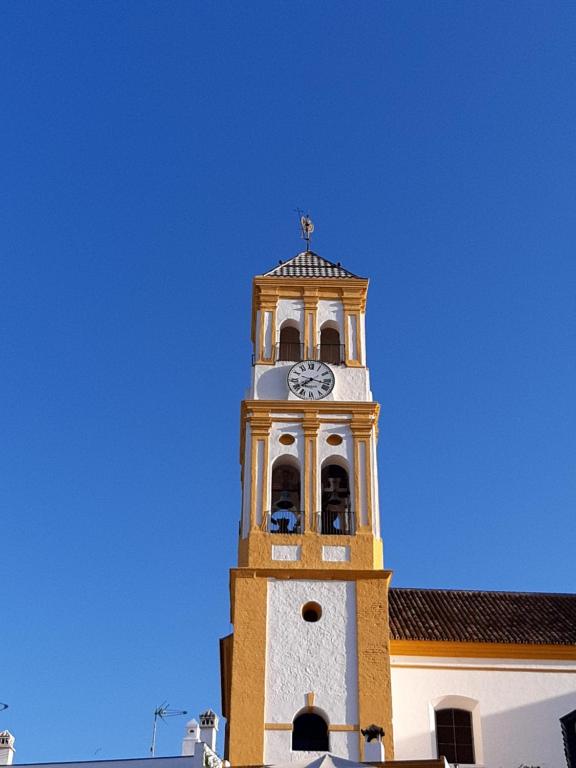 马贝拉Precioso y acogedor ático old town的大楼顶部的钟楼