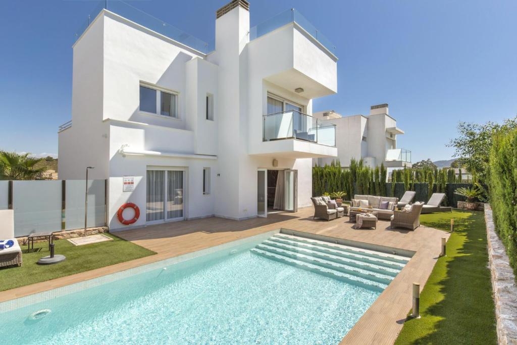 阿塔玛丽亚Las Mimosas 20的一座带游泳池和房子的别墅