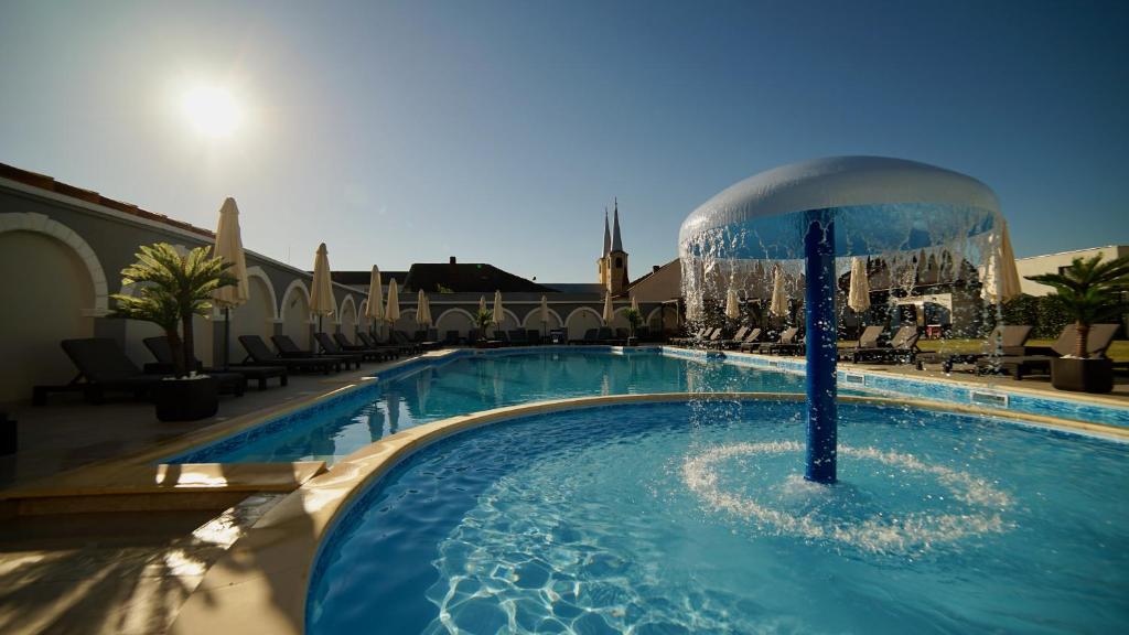 胡内多阿拉Hotel Astoria的水中泡泡的游泳池