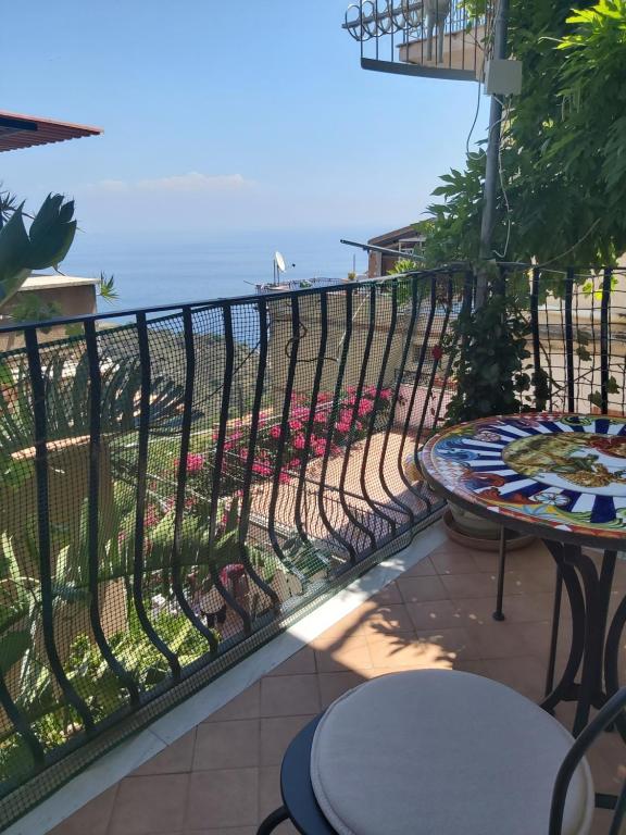 陶尔米纳拉盖尔迪奥拉安吉拉尼诺住宿加早餐旅馆的海景阳台。