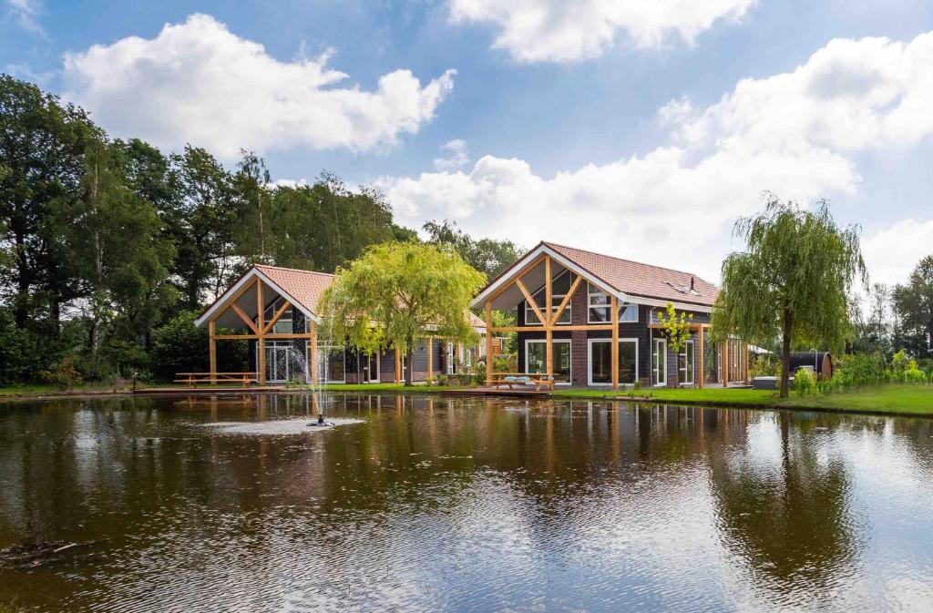 利赫滕福德TopParken – Résidence Lichtenvoorde的前面有池塘的房子