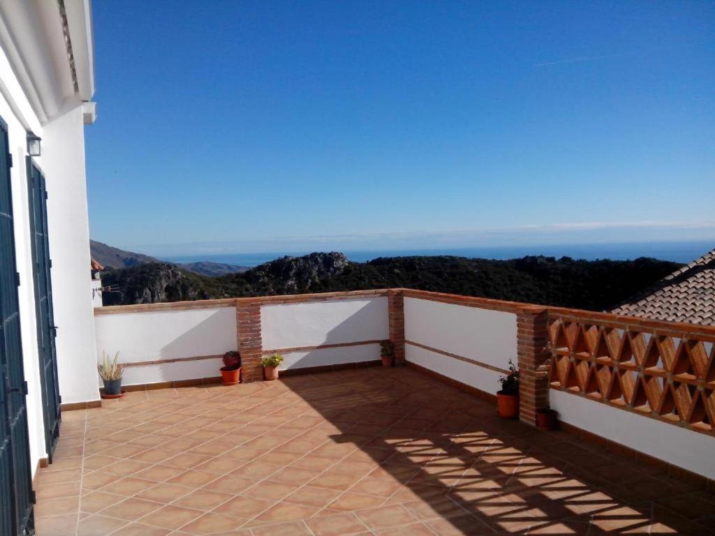 卡萨雷斯Casa de Vacaciones con Vistas en Casares的海景阳台。